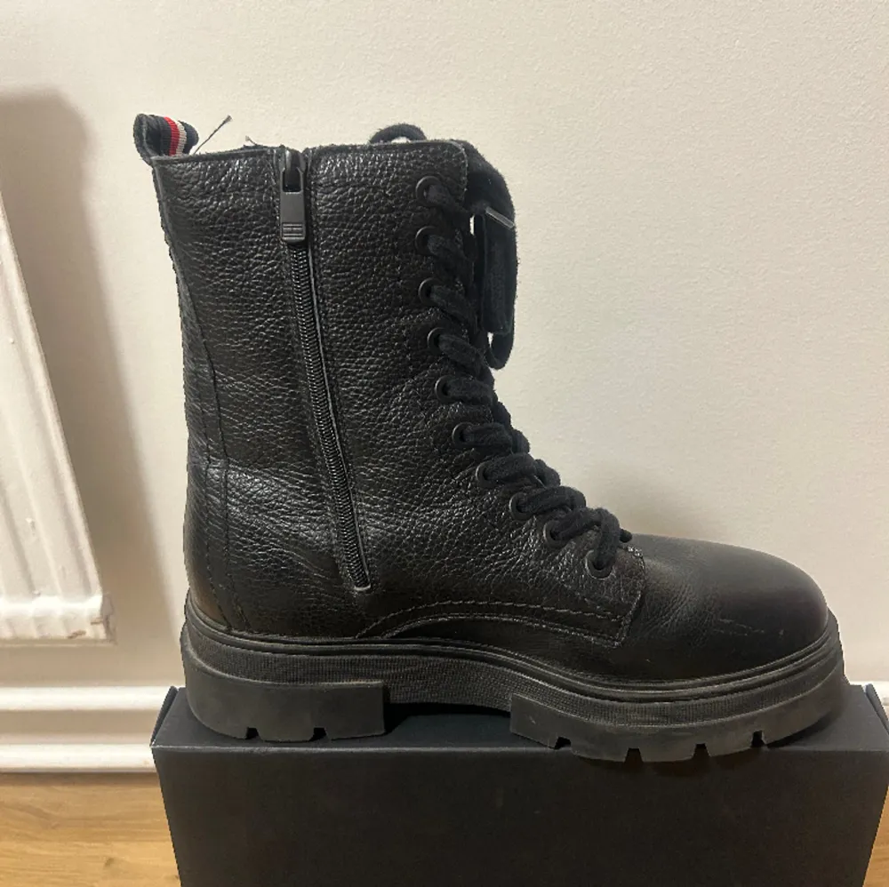 Mid boots with zip-up. Shaft height 18cm, sole height 5.5 cm. 100% leather. Använda endast ett par gånger då storleken inte passar.. Skor.
