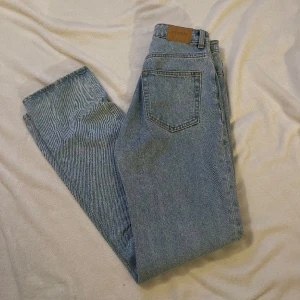 Weekday jeans - Jeans med hög midja från weekday i storlek 25/32. I nyskick! 