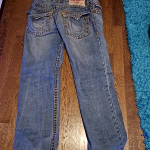 True religion jeans - Bra skick. Säljer för dom inte kommer till användning längre.