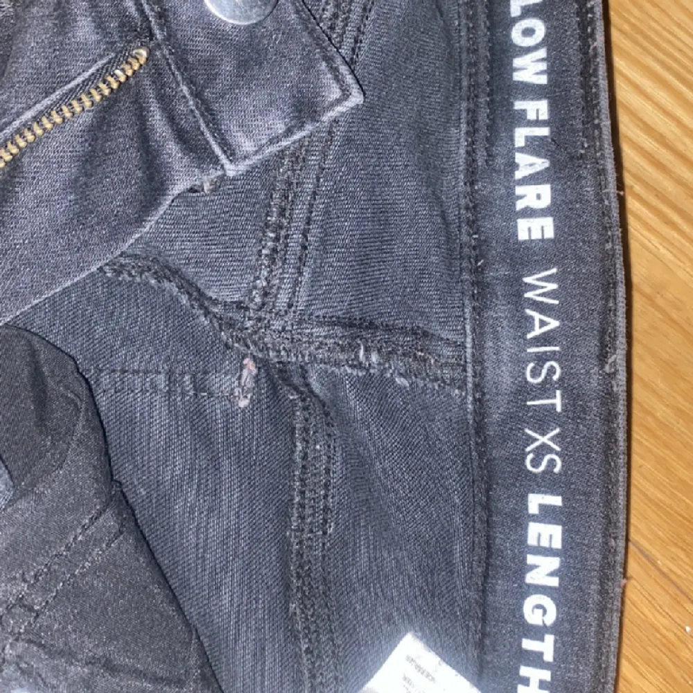 De flesta jac säljer  kommer inte till användning därför säljer jag den och för den inte passar mig längre 💓 kom privat för mer bilder om de behövs 🫶🏻. Jeans & Byxor.