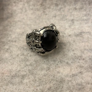 Klo ring - Skit cool klo ring, liknar Maria Nilsdotter. Köpt från ett UF företag men inte använd då det inte är min stil💖