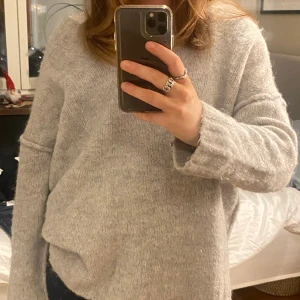 Stickad tröja - En stickad tröja från zara! Köp second hand men har andvänt den 1 gång. Storlek S men är stor💓 kom privat för fler frågor eller bilder!  