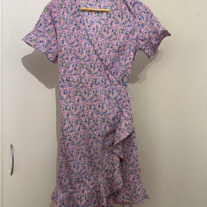 Sommarklänning  - Denna klänningens tyg är väldig bra och den har stil,du kommer inte ångra dig! 😍Denna klänningen är ungefär 92 cm lång!