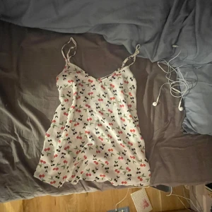 linne med körsbär💗 - jätte sött linne med röda och svarta körsbär som är köpt från sellpy men från början kommer från ”atmosphere” ❤️säljer för att den inte är min stil längre😘kom privat innan du trycker på köp nu!!