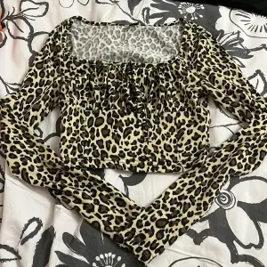 En jättefin och söt leopard tröja som använts ett fåtal gånger. Köparen står för frakten ❤️