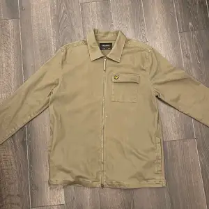 Lyle & Scott Twill Lichen Green Overshirt Jacket i storlek M. Använt 2 gånger, bra skick. Pris kan diskuteras, tveka ej med att ställa frågor!