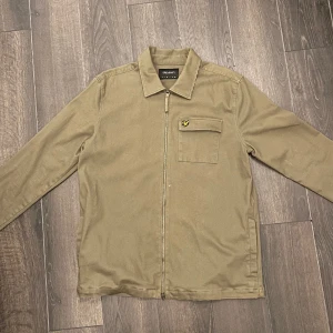 Lyle & Scott Twill Lichen Green Overshirt Jacket - Lyle & Scott Twill Lichen Green Overshirt Jacket i storlek M. Använt 2 gånger, bra skick. Pris kan diskuteras, tveka ej med att ställa frågor!