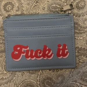 Korthållare  - Cool korthållare från Asos. Använd men i nyskick. Köpare står för ev. Frakt. Nypris 129 kr