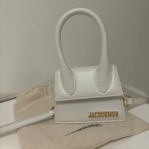 Jacquemus väska  - Jacquemus väska äkta!  Dustbag medföljer. Använd men inga repor. Köptes för ca 5500kr. Inget kvitto därav priset.  Pris kan diskuteras en liten aning vid snabbaffär #jacquemus
