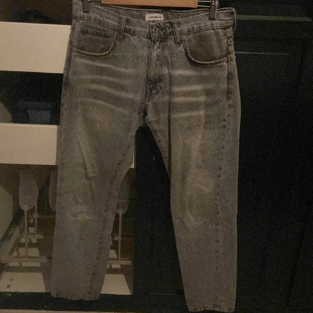 Tjena! Säljer mina gråa woodbird jeans i modellen regular fit. Använda men i gott skick. Nypris 800kr mitt pris 329kr. . Jeans & Byxor.