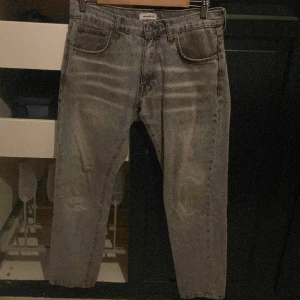 Woodbird jeans - Tjena! Säljer mina gråa woodbird jeans i modellen regular fit. Använda men i gott skick. Nypris 800kr mitt pris 329kr. 