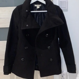 Superfin kappa - Superfin kappa från H&M. Nyskick i storlek 32 men passar 34 lika bra🥰