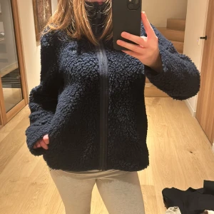 Blå teddy jacka - Teddy jacka i fin marinblå färg💙💙Köpte nyligen, nästan oanvänd!! Varm och skön!