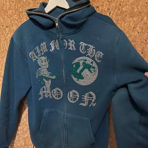 Aim for the moon rhine stone zip hoodie färg marin blå. Inga hål eller fel på sömmarna. Säljer pga av att den är för liten för mig och jag är 190. Skriv för mer information. Pris kan diskuteras.