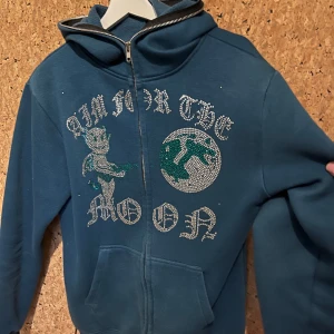 Aim For The Moon Zip Hoodie - Aim for the moon rhine stone zip hoodie färg marin blå. Inga hål eller fel på sömmarna. Säljer pga av att den är för liten för mig och jag är 190. Skriv för mer information. Pris kan diskuteras.