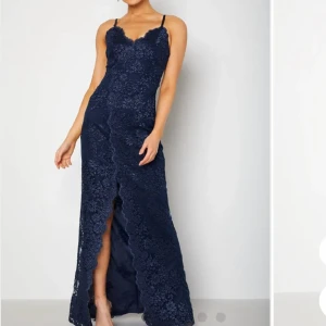 Blå balklänning i spets - Säljer nu min fina balklänning som har använts endast 2 gånger så i fint skick. 