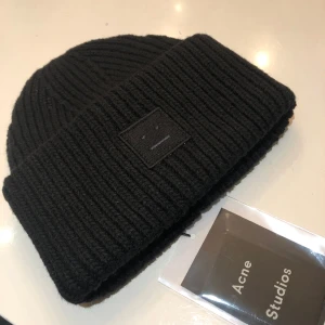 Acne mössa svart  - Acne studio pansy smiley face svart. Ny med tags  En perfekt julklapp 