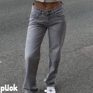 Super fina Lowwaist straight jeans från Gina! De är knappt använda och i fint skick. Lånade bilder. Meddela gärna om du har några frågor💘