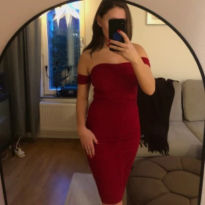 Klänning Jaded Rose Storlek S  - Endast använd 1 gång, som ny! Superfin klänning som sitter så fint på. Nypris runt 1000 säljer för 230 🥰