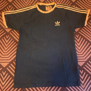 Blå t-shirt  - Blå t-shirt från adidas i storlek L