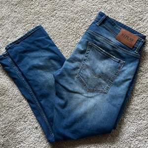 Säljer nu dessa jeans som är väldigt populära. Använda 2 gånger vid speciella tillfällen. Hör av dig vid mer frågor!
