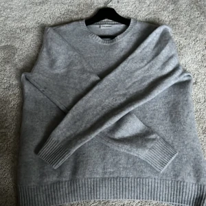 John Henric crewneck  - Ännu en till John Henric crewneck. Säljer pga samma anledningar. 90% Ull 10% Kashmir vilket gör den väldigt skön. Storlek XL men sitter som L. Skriv vid mer frågor!