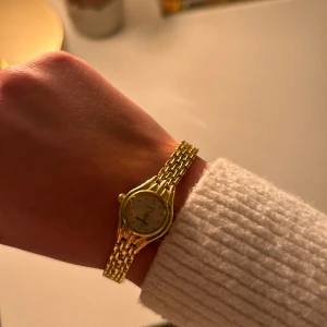 Guldig klocka  - Säljer denna klocka som tyvärr inte kommer till användning 