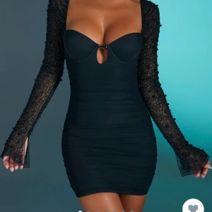 Klänning - Säljer denna supersnygga klänningen från Oh Polly som är perfekt till nyår!🥂 Den är helt oanvänd med lapp kvar då den tyvärr är för liten för mig. Köpt för ca 900kr men säljer den för 450kr. Storlek 34, passar xs-s💗