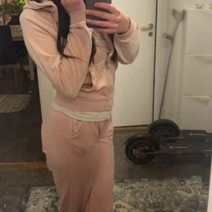 Juicy Set  - Skön ljusrosa juciy dress,byxorna har dock brännmärken på låren och lite smutsiga längst ner vid foten/vaden. Har inte sett eller märkt något ”fel” med tröjan🩷om du endast vill ha en del och inte hela setet kan vi komma överens om pris💞Tröja: S, Byxor: M
