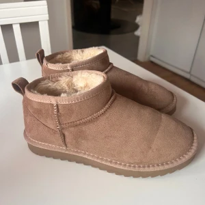 Låga uggs  - Låga uggs i sand färg som är helt nya. Dom är slutsålda och endast använda en gång då jag har fler vinterskor, kolla gärna in det andra jag säljer också💕