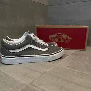 Vans Old School - Tja! Säljer ett par riktigt snygga Vans i nyskick! Knappt använda och har inga täcken på användning. Dem är i storlek 41. Hör av dig vid frågor! Mvh/CG