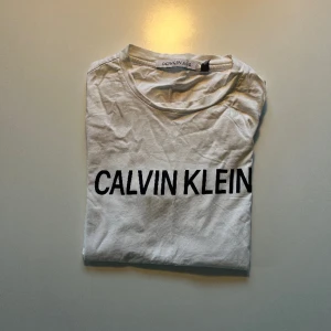 T-shirt Calvin Klein - Calvin Klein T-shirt i nyskick.