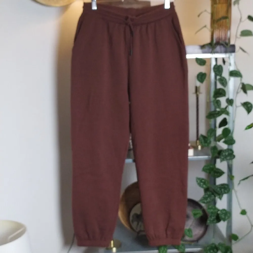Oanvända bruna sweatpants från Zara i strl L, men känns som liten Medium; Nypris var runt 400kr; fråga mig om fler bilder👌👌. Jeans & Byxor.