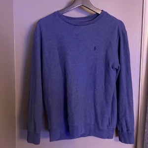 Ralp lauren tröja - Hej jag säljer min Ralph lauren tröja då den inte kommer till mycket användning längre den e bra skick utan några defekter