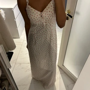 Nakd klänning  - Världens finaste klänning från NAKD som är helt slutsåld, den sitter så fint! Banden kan justeras vilket gör att den passar flera storlekar, lång på mig som är 165, nypris 549kr  Klänningen är i nyskick 💞pris går att diskutera