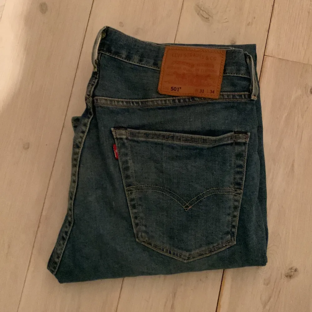 Säljer dessa Levis 501(30/34) till ett riktigt bra pris. Jeansen är endast använda 10 ggr, köptes på Levis butiken på Väla. . Jeans & Byxor.