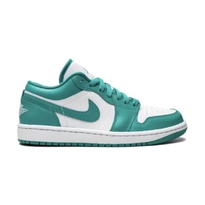 Jordans New emerald low - Säljer mina jordans low, har för mig att de heter new emerald. Köpta för 2000kr och använda Max 5 ggr. Lite creasade fram men inget man tänker på. STORLEK: 38,5. Skriv för egna bilder. Pris: 1300kr