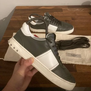 Valentino flycrews  -  Hej, säljer dessa jätte snygga valentino flycrews väldigt efterfrågad sko saknas 1 nit på varsin sko storlek 39 passar 40 tveka inte vid funderingar