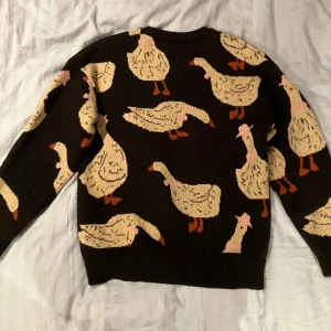 Stickad tröja med gåsmönster - Använd men i bra skick