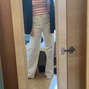 Vita cargopants  - Vita cargo byxor. Använda en gång. Hör av dig för mer information 🤍
