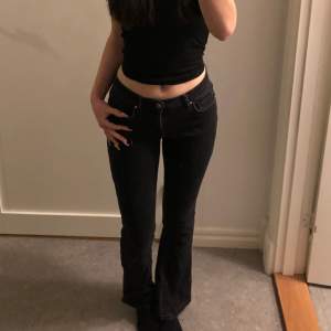 Jätte snygga bootcut jeans från Bikbok! Passar mig perfekt som är 163 lång :) storlek: S (obs fläckar i bilderna är på spegeln inte byxorna) 💞