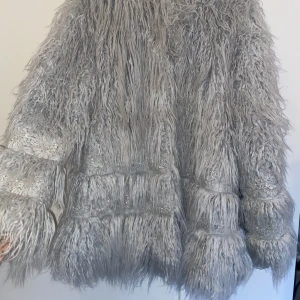 Pälsjacka med brodyrdetalj - Fin isblå pälsjacka med brodyr detaljer med paljetter på❄️ från h&m, jag har själv aldrig använt den men köpt av en kompis så använt fåtal gånger av henne innan hon sålde den. Super fint skick! Storlek 40 (medium).