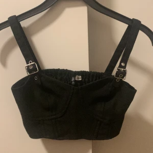 Svart topp - Säljer denna svarta topp som används några gånger men passar inte längre, inga defekter. Storlek 36 men känns som 34 💝