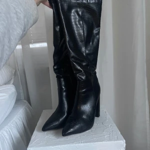 Bootsklack - Bootsklack i skinnimitation. Krokodilmönstrade. Storlek 39 men lite små så passar även 38. Använda men i bra skick. 😊