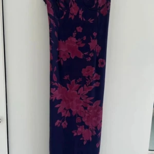 Lila kläder size m - Beautiful purple dress, bodycon, and with corset like strings on the back. Perfect for holiday season :)   Brand is not uo, just has not a popular brand name