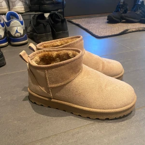Uggs liknande skor  - Säljer dessa jättefina Uggs liknande skor då jag aldrig fått användning för dem. Använda en gång 🤍