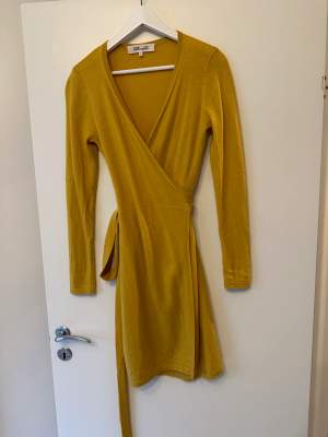 Cashmere/Wool blend. 70% wool/ 30% cashmere. Size S, but fits well for XS.