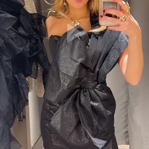 Nyårsklänning  - Jätte fin klänning perfekt till nyår, aldrig använt. Säljer då jag hittat en annan. Köp för runt 700kr och är slut såld . Skriv för fler bilder 