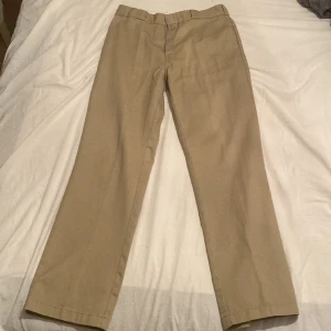Dickies byxor  - Säljer nu mina byxor som jag aldrig har använt, byxorna är i väldigt bra skick och är i storlek W33/L34 och är oversized.