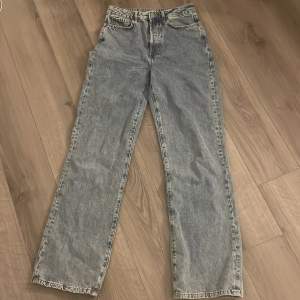 Högmidjade vida jeans från bikbok endast använda en gång och fint skick! Original pris 599💕💕skriv för fler bilder 